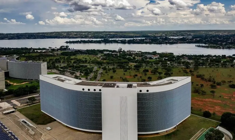 TSE determina isonomia após IA da Meta barrar imagens de Lula